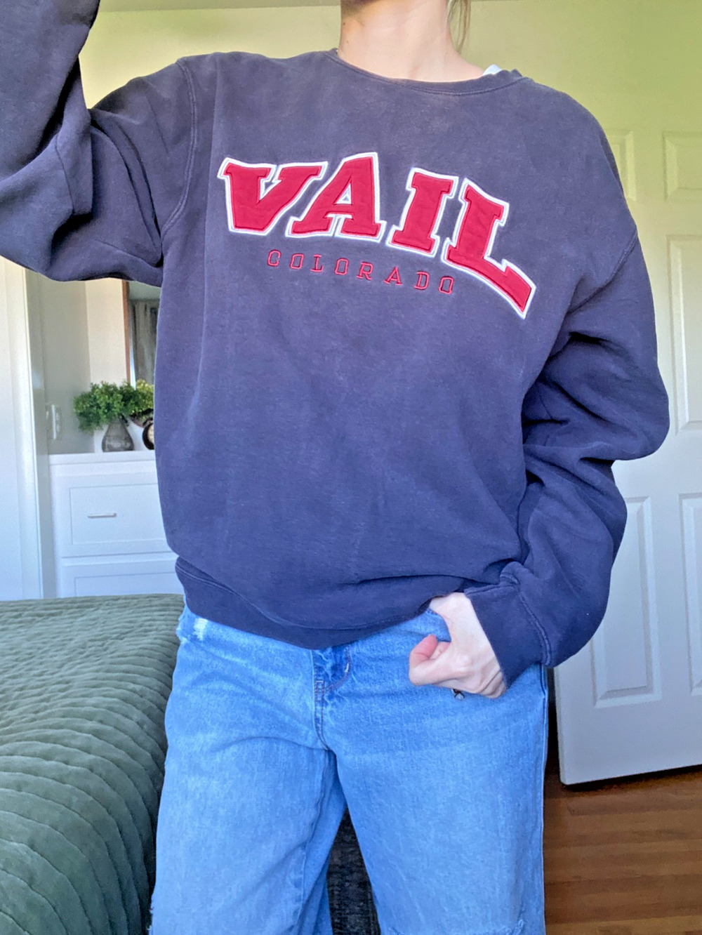 Vail Colorado Crewneck Sweatshirt Size M Navy Blue Pullover Comfort Distressed